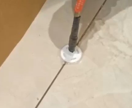 津南瓷砖空鼓维修公司专业解答瓷砖在铺贴过程中，如果没有涂抹均匀到位的粘结材料（如水泥砂浆或瓷砖胶），可能会导致以下问题