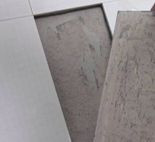 津南瓷砖空鼓维修公司分享瓷砖铺贴时如果打浆（即涂抹在瓷砖背面和基层上的砂浆或瓷砖胶）过少，会带来以下问题